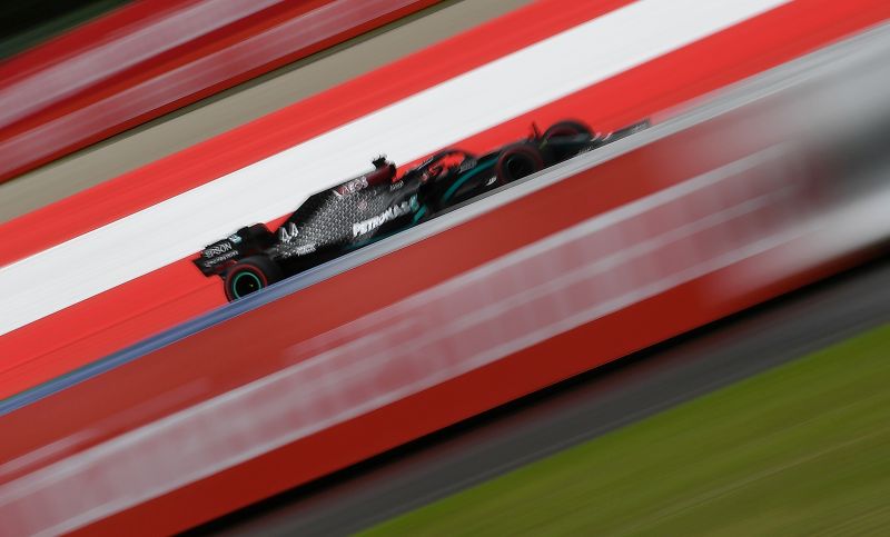 &copy; Reuters. Foto del viernes del Mercedes de Lewis Hamilton durante las prácticas para el Gran Premio de Austria de la F1