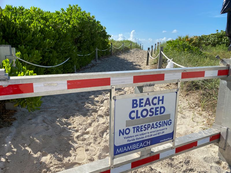 &copy; Reuters. South Florida beaches closed ahead of the Fourth of July weekend, in Miami