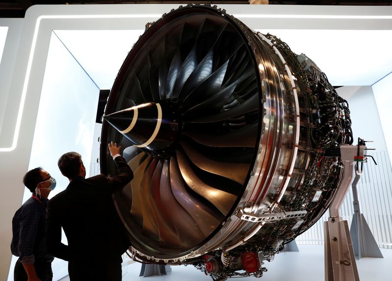© Reuters. A man looks at Rolls Royce's Trent Engine displayed at the Singapore Airshow in Singapore