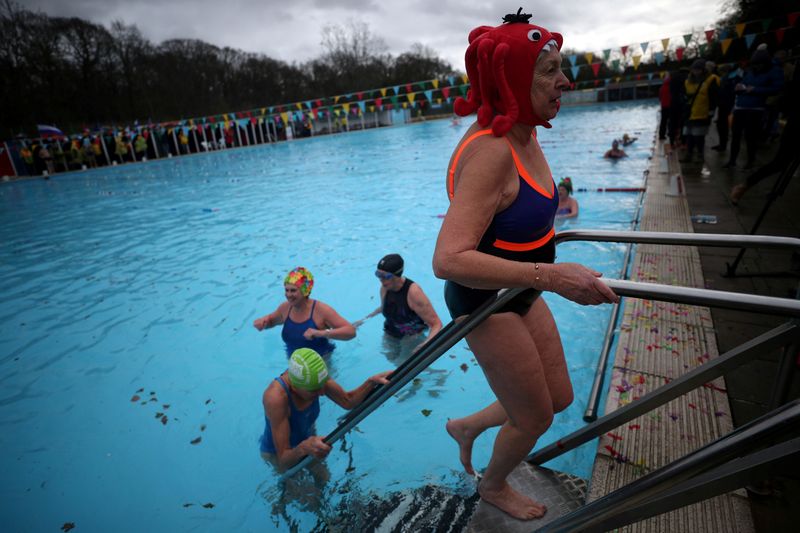 © Reuters. FILE PHOTO: People leave the pool after participating in the Cold Water Swimming Championships at Tooting Bec Lido in south London