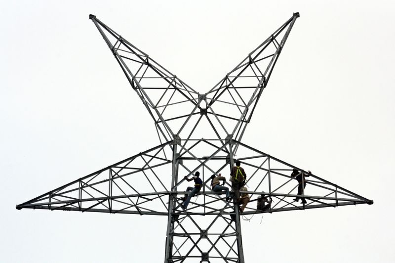 © Reuters. Instalação de equipamentos de energia elétrica em Ahmedabad, Índia