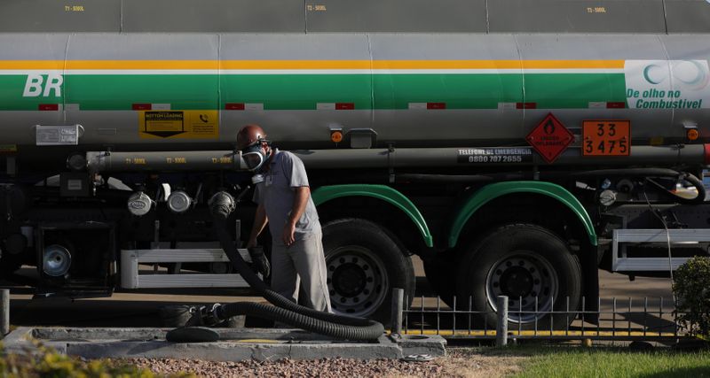 &copy; Reuters. Caminhão-tanque em posto de combustíveis em Porto Alegre (RS)