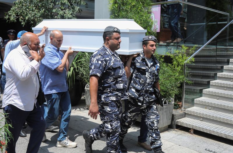 &copy; Reuters. عشرات اللبنانيين يضعون الزهور في شارع ببيروت شهد قيام رجل بقتل نفسه