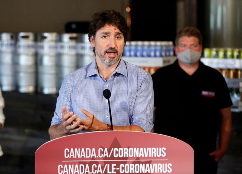 © Reuters. FILE PHOTO: Canada's Prime Minister Justin Trudeau visits the Big Rig Brewery in Kanata