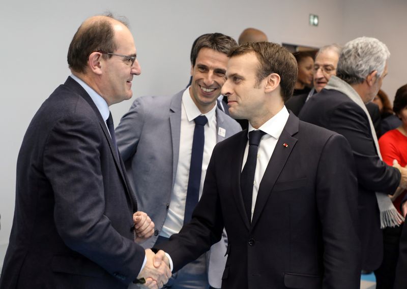 &copy; Reuters. Presidente francês, Emmanuel Macron, cumprimenta Jean Castex