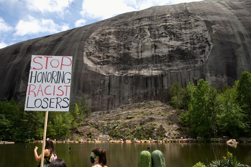 &copy; Reuters. Manifestantes protestam contra Memorial Confederado de Stone Mountain