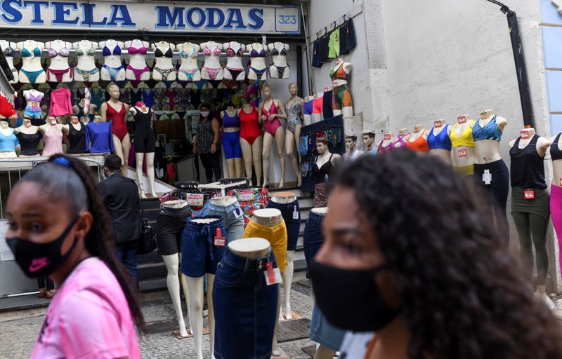 &copy; Reuters. Pessoas usam máscara de proteção em rua comercial no Rio de Janeiro