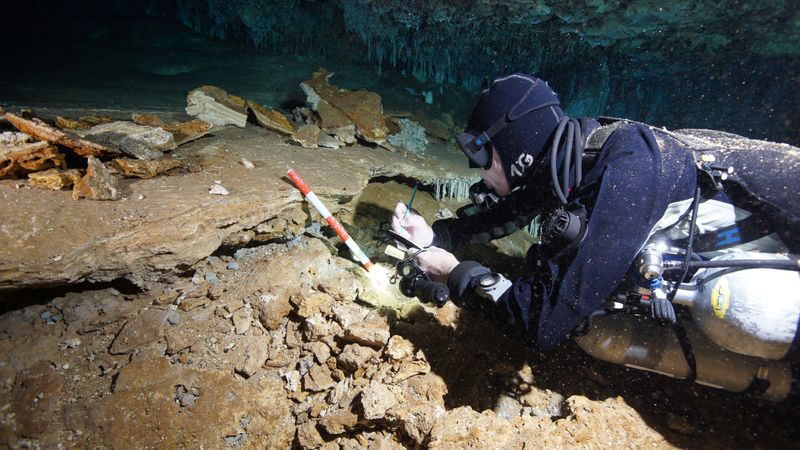 &copy; Reuters. Mina de ocre encontrada em caverna subterrânea na Península de Yucatán, no México