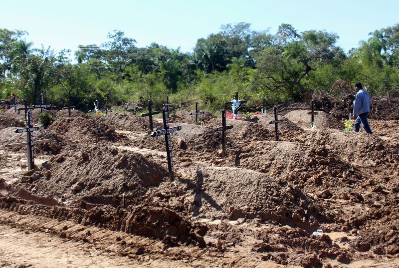 © Reuters. Cemitério para vítimas do coronavírus em Trinidad, Bolívia