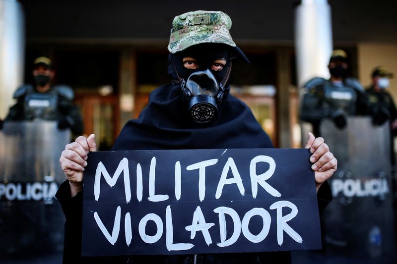 © Reuters. Manifestante protesta contra militares em Bogotá
