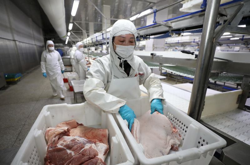 &copy; Reuters. Empleados trabajan en una planta de procesamiento de carne de cerdo en Huaian, provincia de Jiangsu, China. FOTO DE ARCHIVO. China Daily via REUTERS. ATENCIÓN  EDITORES: ESTA IMAGEN FUE PROVISTA POR UNA TERCERA PARTE