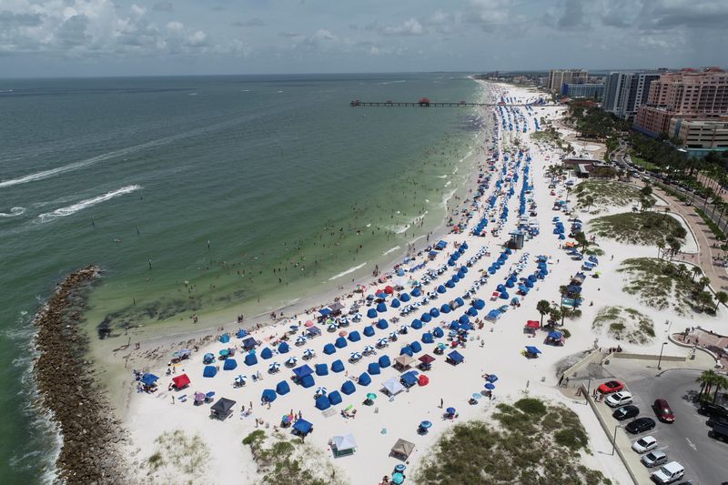 © Reuters. Sun seekers gather at Clearwater Beach on Independence Day