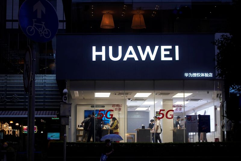 &copy; Reuters. People are seen in a Huawei shop on a street following the coronavirus disease (COVID-19) outbreak, in Shanghai