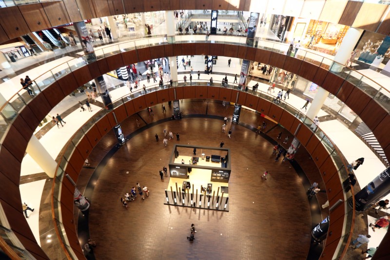 &copy; Reuters. People shop at The Dubai Mall in Dubai