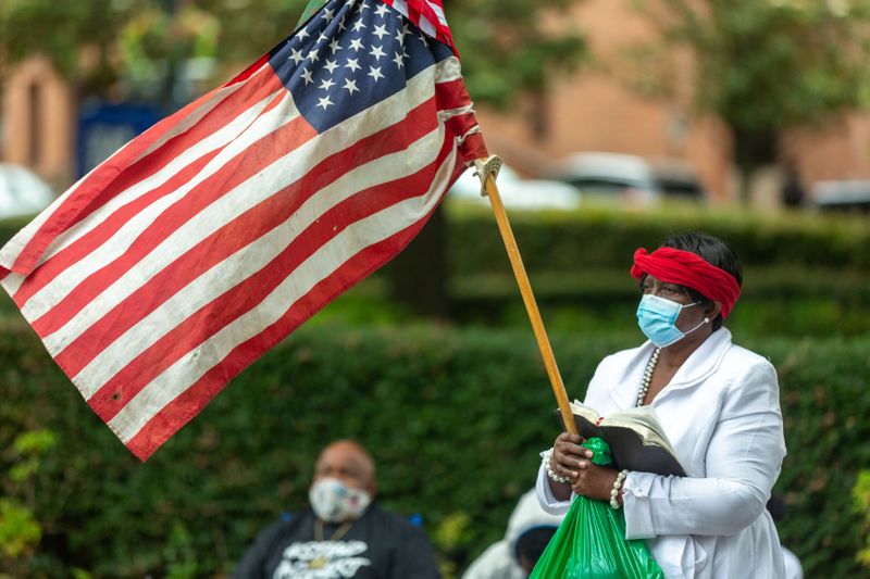 &copy; Reuters. محتجون مسلحون أغلبهم من السود ينظمون مسيرة في متنزه بولاية جورجيا الأمريكية