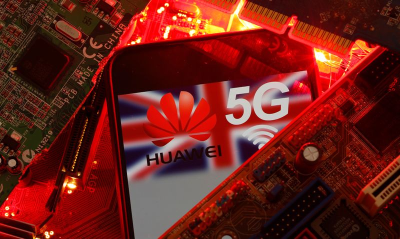 © Reuters. La bandera británica y un teléfono inteligente con un logotipo de red Huawei y 5G se pueden ver en esta ilustración en una placa base de PC.