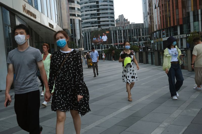 &copy; Reuters. FOTO DE ARCHIVO: Personas con mascarillas son vistas en la zona comercial de Sanlitun en Pekín, China, el 1 de julio de 2020