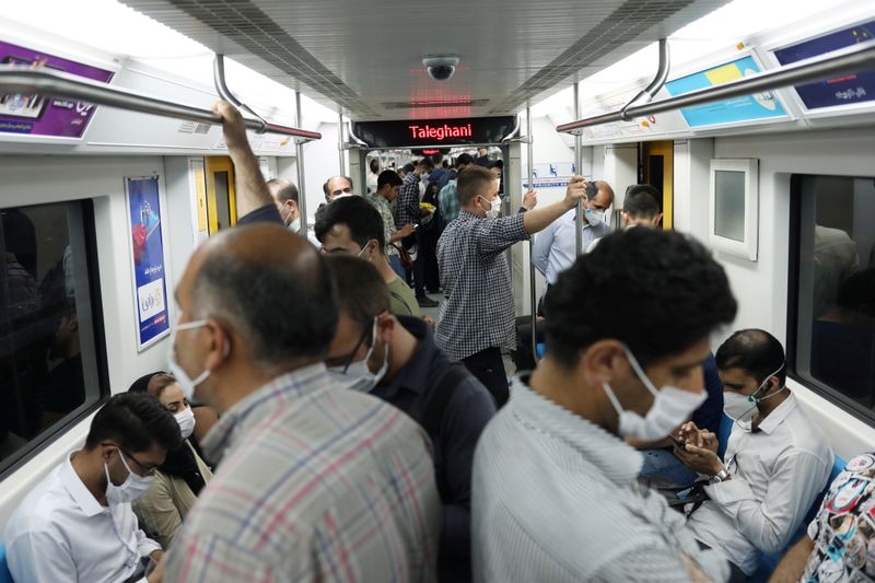 &copy; Reuters. Iranians wearing protective face masks ride the metro, following the outbreak of the coronavirus disease (COVID-19), in Tehran