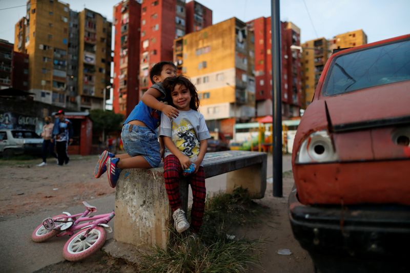 &copy; Reuters. Dos niños juegan fuera de sus casas en Fuerte Apache, en las afueras de Buenos Aires.  FOTO DE ARCHIVO. Abril, 2020.  REUTERS/Agustín Marcarian