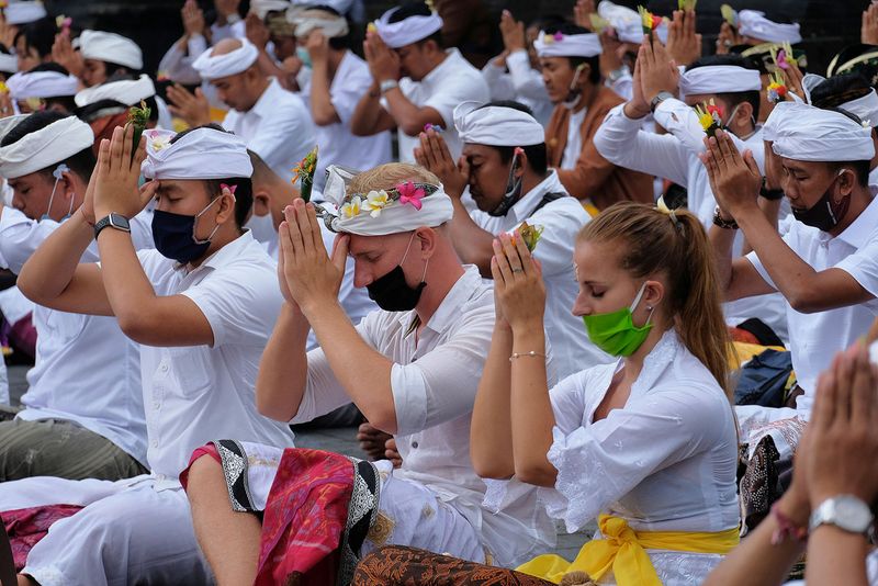 © Reuters. People attend mass prayers expressing gratitude for the handling of the new coronavirus and seeking blessings for the start of a 