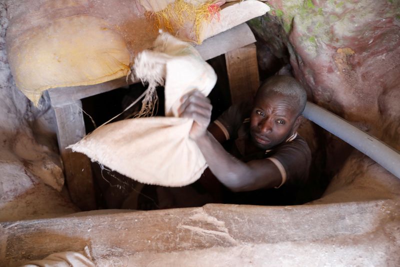 &copy; Reuters. FILE PHOTO: A miner works at the entrance of a shaft at the SMB coltan mine near the town of Rubaya