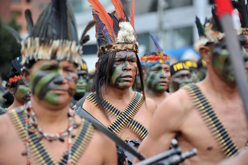 &copy; Reuters. FOTO DE ARCHIVO. Indígenas shuar de la Amazonía de Ecuador participan de una marcha en Quito.  REUTERS/Gary Granja