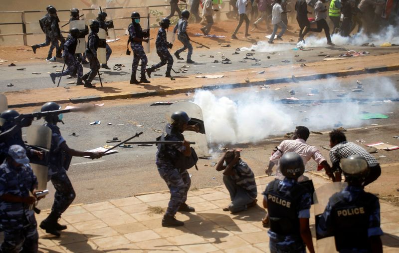 &copy; Reuters. إعفاء مدير عام الشرطة السودانية ونائبه من منصبيهما بعد احتجاجات