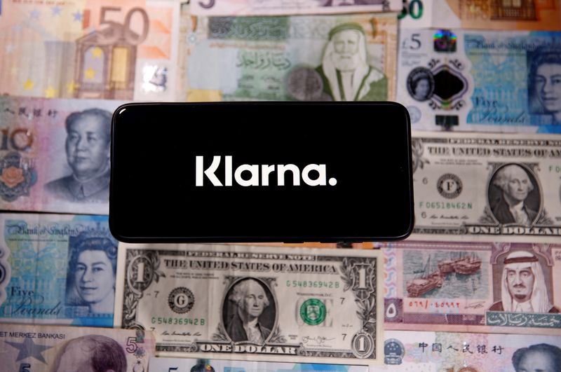 &copy; Reuters. FILE PHOTO: A smartphone displays a Klarna logo on top of banknotes is in this illustration