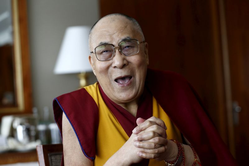 &copy; Reuters. FILE PHOTO: Tibetan spiritual leader the Dalai Lama talks with journalists in Geneva