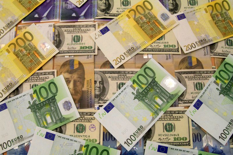 &copy; Reuters. Банкноты долларов США, евро и швейцарских франков в банке в Будапеште