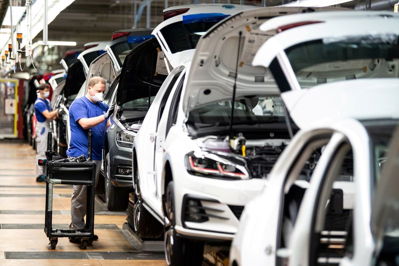 &copy; Reuters. FILE PHOTO: VW re-starts Europe&apos;s largest car factory after coronavirus shutdown