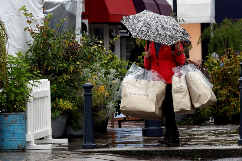 &copy; Reuters. FILE PHOTO: Shopper carries bags at Bicester Village