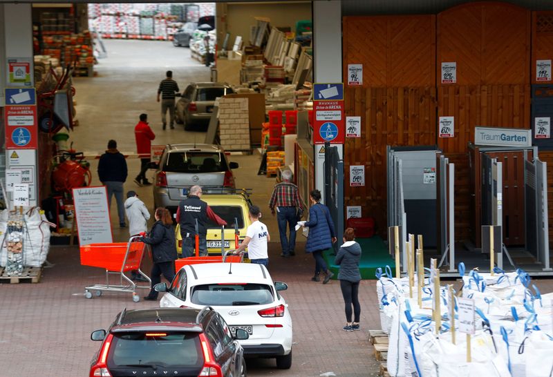 © Reuters. FILE PHOTO: People and cars queue at the drive-in counter of a construction market during the spread of the coronavirus disease