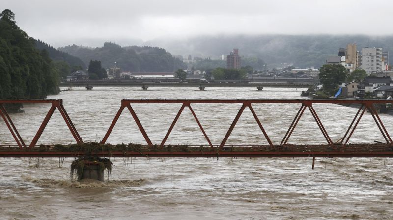 &copy; Reuters. Transbordamento do rio Kuma, em Hitoyoshi, no Japão