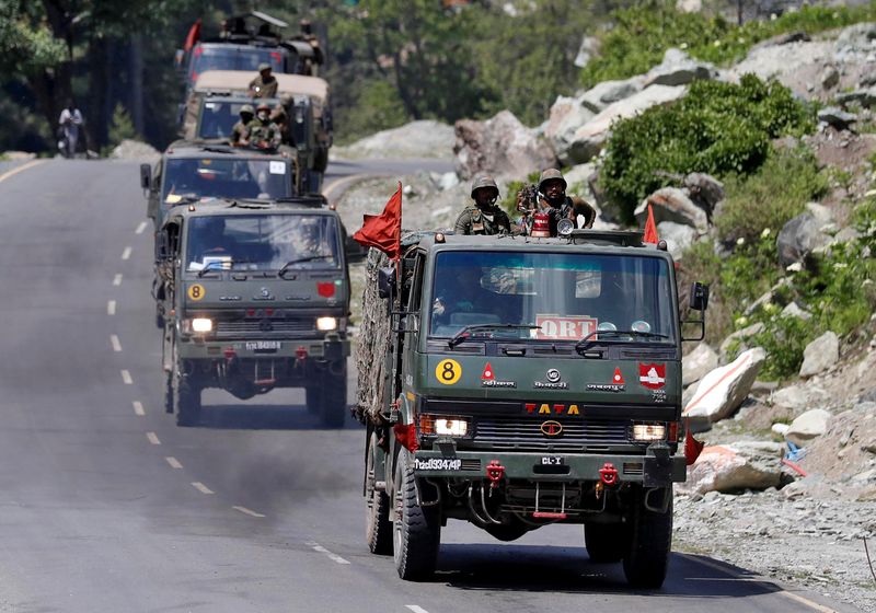 &copy; Reuters. FOTO DE ARCHIVO: Un convoy del ejército de la India en Gagangeer