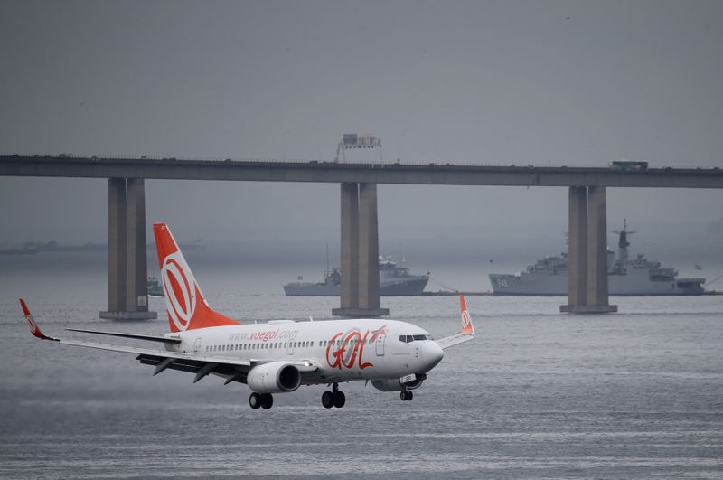 &copy; Reuters. Avião da Gol se prepara para pousar no aeroporto Santos Dumont, no Rio de Janeiro