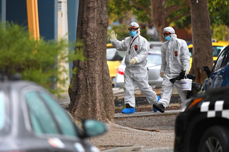 &copy; Reuters. Pessoas com trajes de proteção em Melbourne