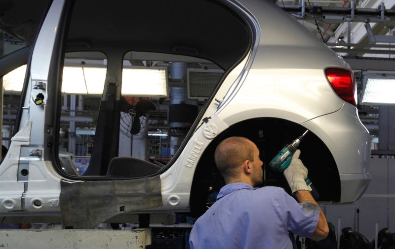&copy; Reuters. Un dipendente Volkswagen assembla un veicolo nello stabilimento Volkswagen di Sao Bernardo do Campo