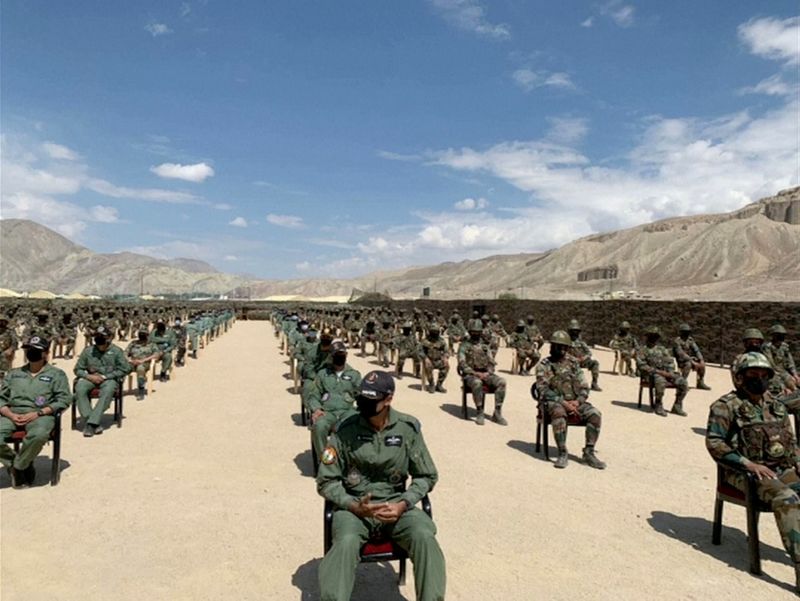 &copy; Reuters. Soldados indianos aguardam visita do premiê da Índia na região de Ladakh