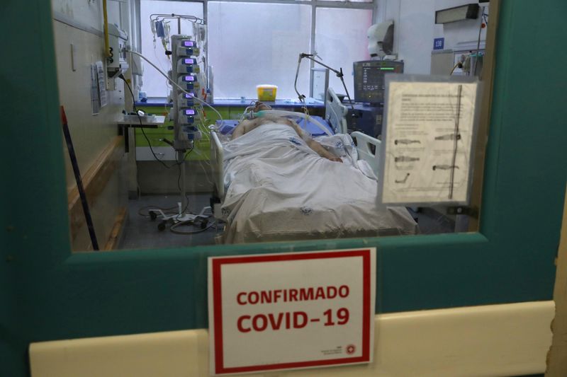 &copy; Reuters. Foto de archivo ilustrativa de un paciente con coronavirus en el hospital central de Santiago.