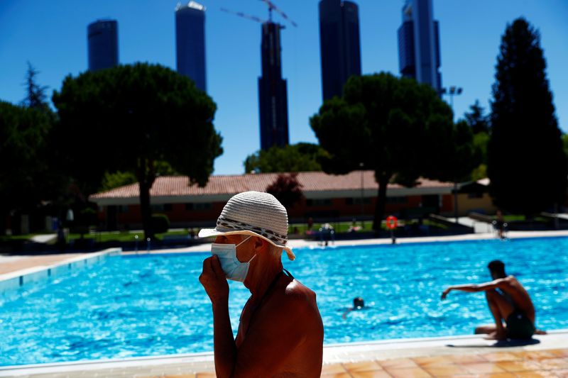 © Reuters. Foto del miércoles de un grupo de personas en una piscina en Madrid