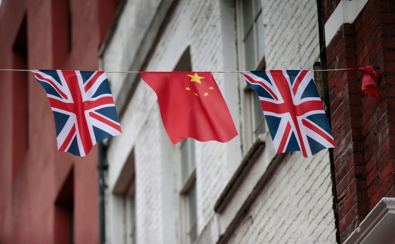 &copy; Reuters. Bandeiras da China e do Reino Unido