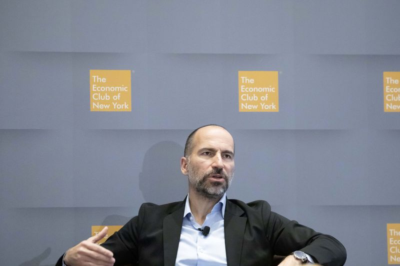 © Reuters. FILE PHOTO: Uber CEO Dara Khosrowshahi speaks during a meeting with the Economic Club of New York in New York City
