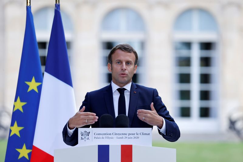 © Reuters. FOTO DE ARCHIVO: El presidente francés, Emmanuel Macron, se reúne con el Consejo de Ciudadanos de Francia en París para presentar propuestas ambientales