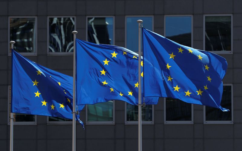 © Reuters. European Union flags flutter outside the European Commission headquarters in Brussels