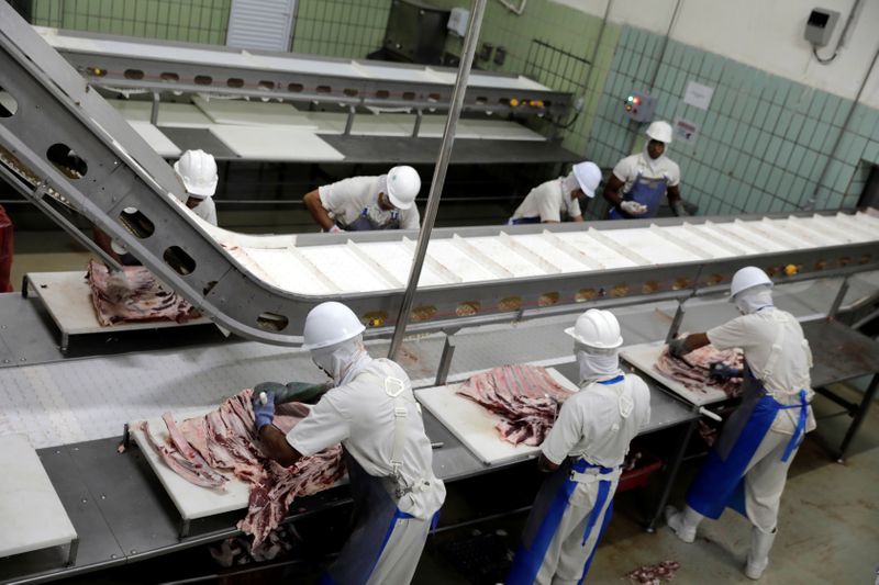 © Reuters. Processamento de carne bovina em frigorífico em Santana de Parnaíba (SP)