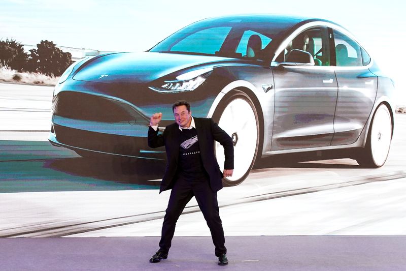 © Reuters. FILE PHOTO: Tesla Inc CEO Elon Musk dances onstage during a delivery event for Tesla China-made Model 3 cars in Shanghai