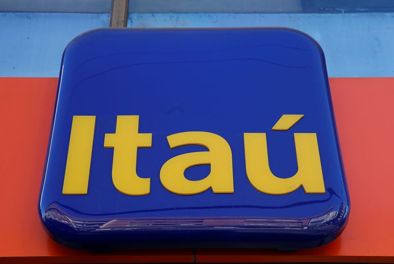 © Reuters. A logo of Itau bank is seen in a branch at Vina del Mar