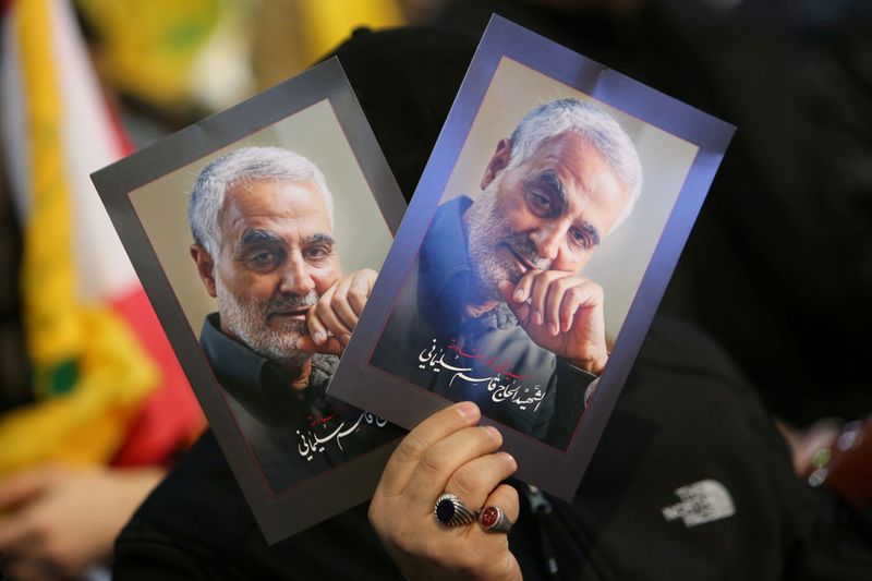 &copy; Reuters. FILE PHOTO: A supporter of Lebanon&apos;s Hezbollah leader Sayyed Hassan Nasrallah carries pictures of the late Iran&apos;s Quds Force top commander Qassem Soleimani during a rally commemorating in Beirut&apos;s southern suburbs