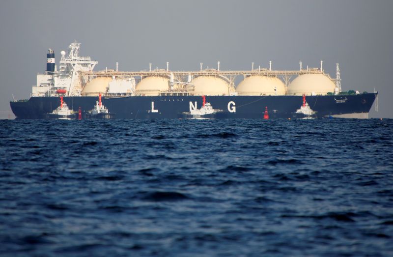 &copy; Reuters. FILE PHOTO: A LNG tanker is tugged towards a thermal power station in Futtsu